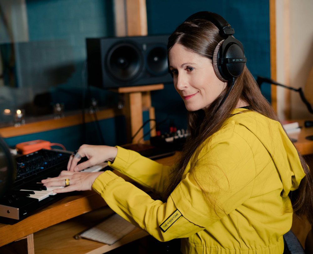 <p>La artista reconoce una lucha constante con el dolor f&iacute;sico, una realidad que termin&oacute; convirti&eacute;ndose en el punto de partida conceptual de la canci&oacute;n. A partir de all&iacute;, el tema se expande hacia una met&aacute;fora m&aacute;s amplia sobre la an</p>